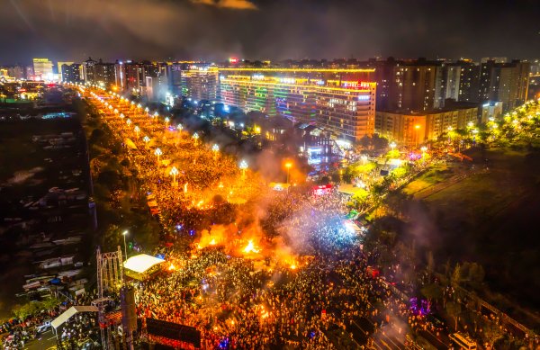 江苏配资网 火把节时间到！2025年凉山彝族火把节启幕，来了凉山这样“玩火”